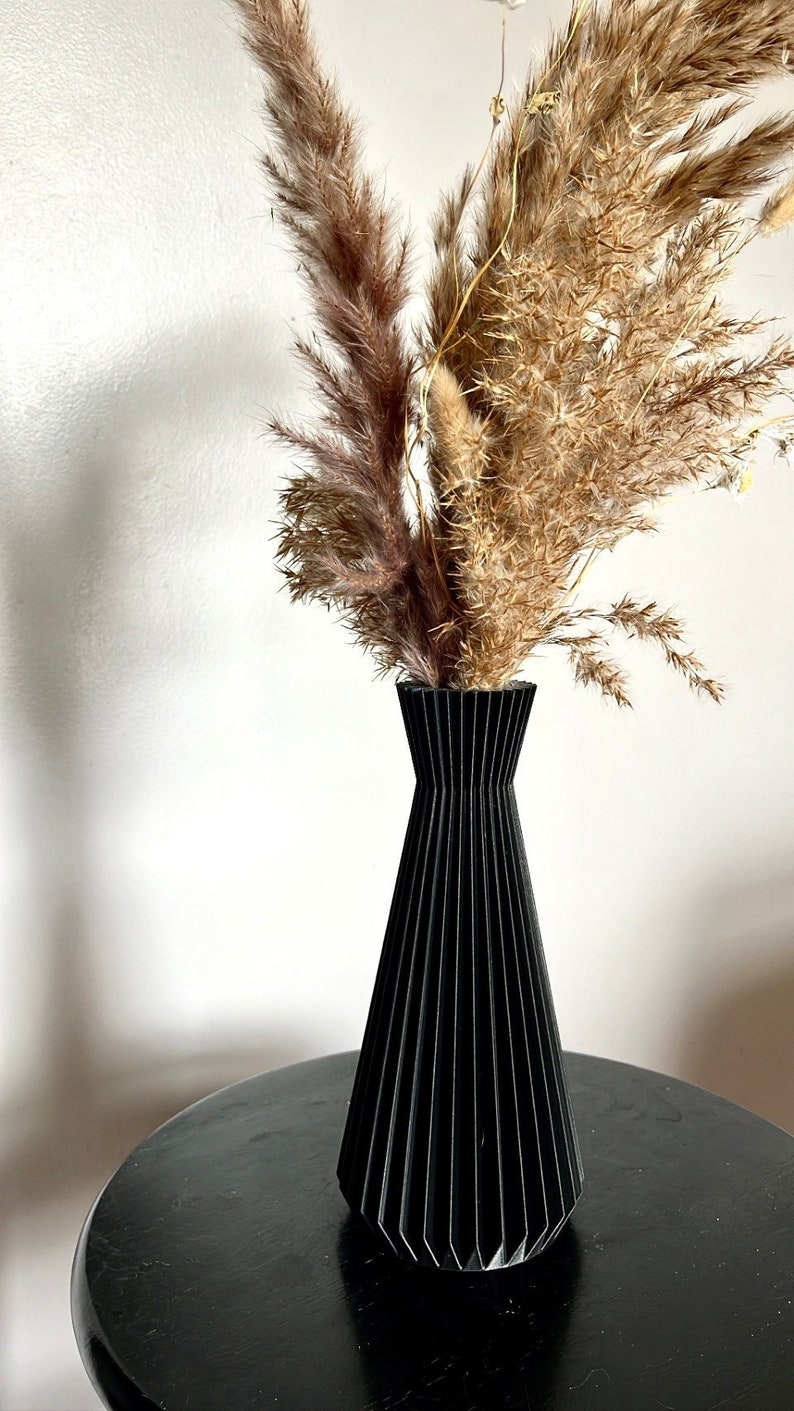 The Perpetualis Minimalist Vase – Large White Vessel for Florals