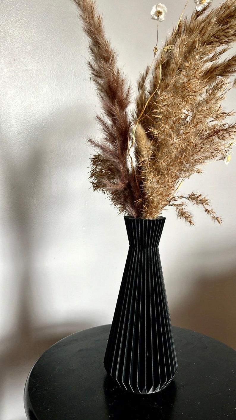 The Perpetualis Minimalist Vase – Large White Vessel for Florals