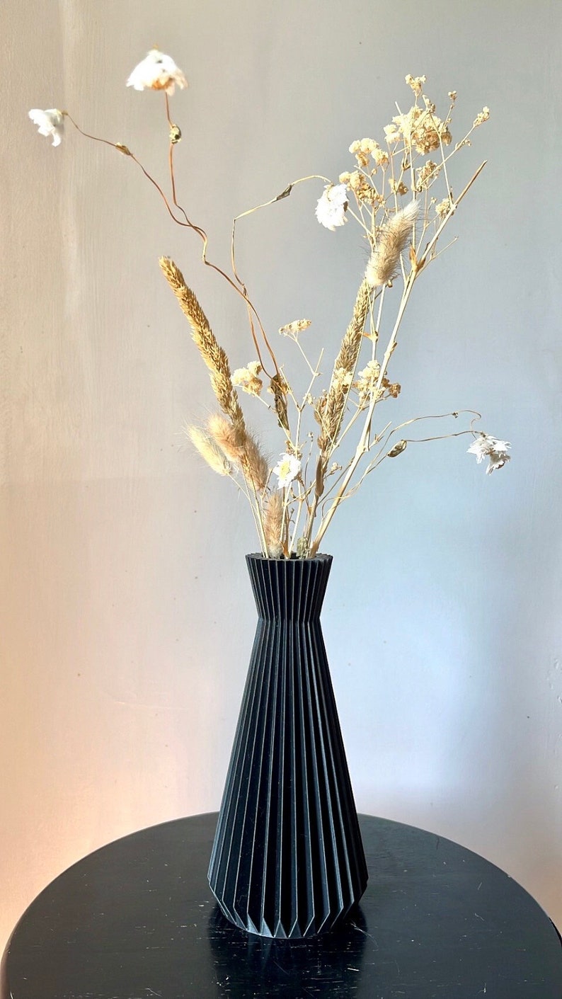 The Perpetualis Minimalist Vase – Large White Vessel for Florals