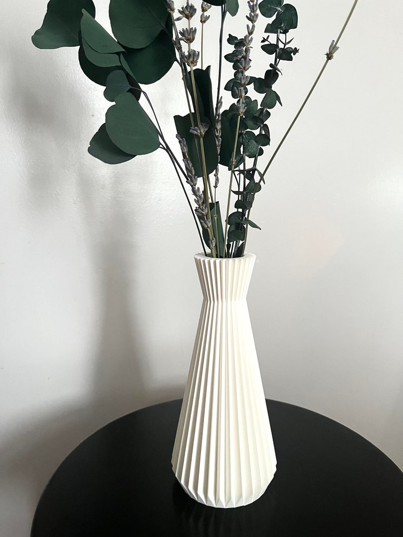 The Perpetualis Minimalist Vase – Large White Vessel for Florals