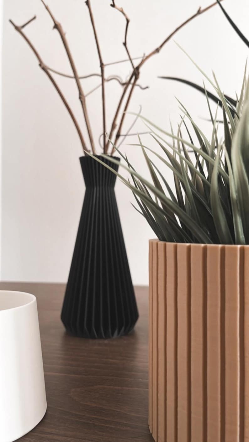 The Perpetualis Minimalist Vase – Large White Vessel for Florals